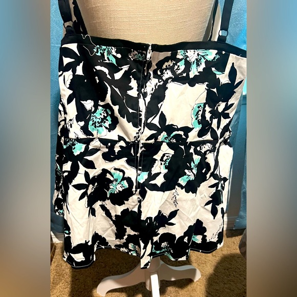 Torrid NWT dress top with blue flowers sz 5 - Picture 2 of 5